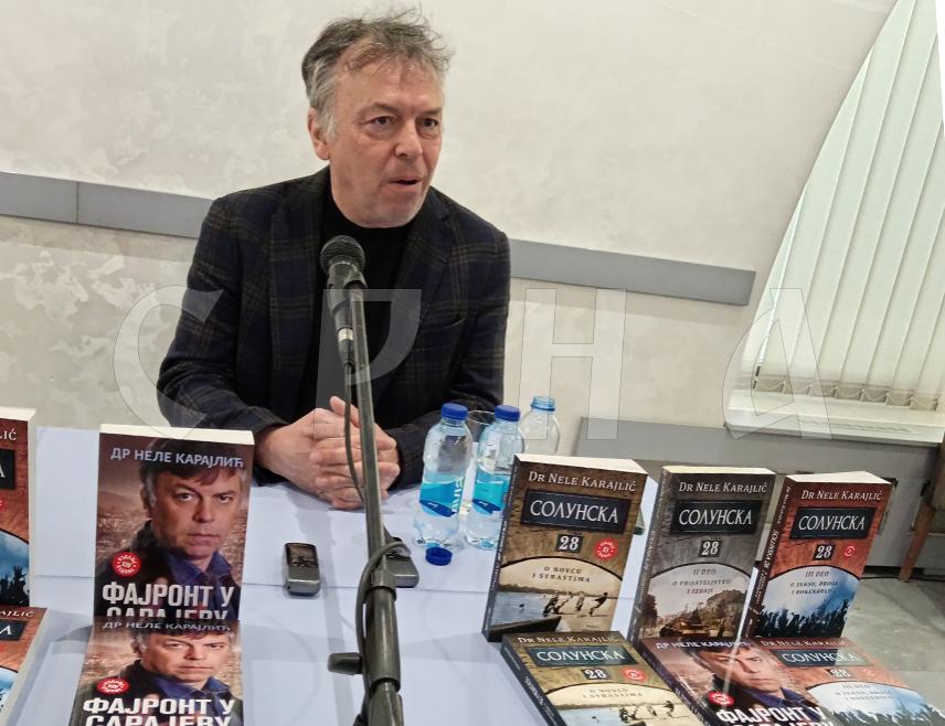 СОКОЛАЦ, 6. АПРИЛА /СРНА/ - Рок музичар и писац Ненад Јанковић, познат као Неле Карајлић, представио је данас читаоцима на Сокоцу своје четири књиге "Фајронт у Сарајеву" и трилогију "Солунска 28" на књижевном сусрету, чија је основна порука, како је рекао, да љубав на крају побиједи.