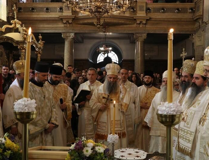 НОВИ САД, 6. АПРИЛА /СРНА/ - Његова светост патријарх српски Порфирије предводио је данас, у пету недјељу Великог поста, на празник Светог Иринеја, епископа бачког, "исповједника вјере" свету архијерејску литургију у Сабором храму у Новом Саду.