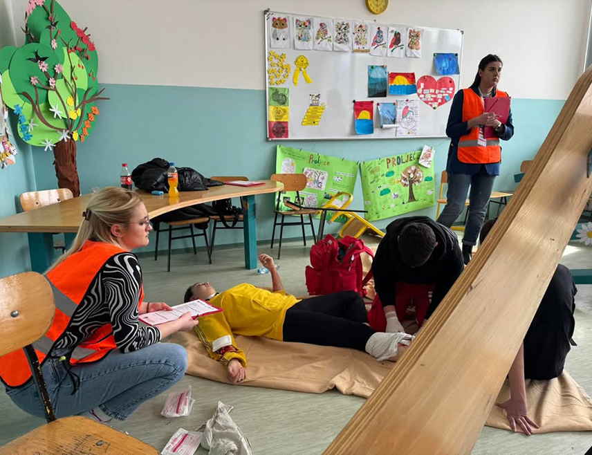 САРАЈЕВО, 6. АПРИЛА /СРНА/ - Тим младих "Тути фратели" из Орашја и Основне школе "Мехмед-бег Капетановић Љубушак" из Сарајева побједници су такмичења из пружања прве помоћи Друштва Црвеног крста/крижа БиХ, које је на Илиџи окупило 10 екипа прве помоћи у категоријама омладине и подмлатка из цијеле БиХ.