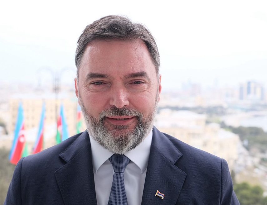 БАКУ, 6. АПРИЛА /СРНА/ - Министар спољне трговине и економских односа у Савјету министара Сташа Кошарац окончао је вишедневну посјету Бакуу, азербејџанској пријестоници из које, како је нагласио, носи најпозитивније утиске, те навео да је опредјељење даље унапређење укупних односа са Азербејџаном.