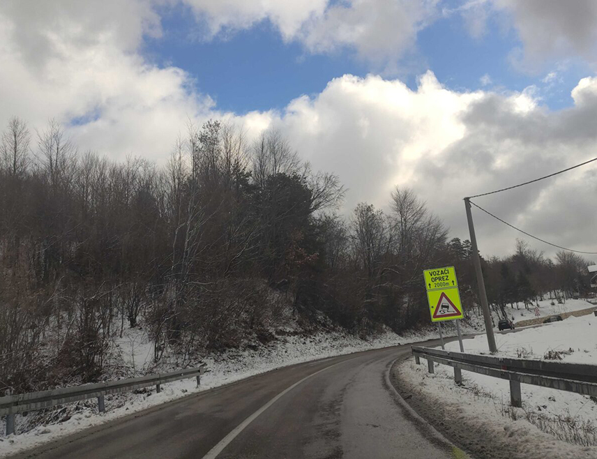 БАЊАЛУКА, 7. АПРИЛА /СРНА/ - На подручју Хан Пијеска јутрос има снијега на коловозу, а возачима се скреће пажња да због могуће поледице буду опрезни и на осталим путним правцима у вишим предјелима и преко превоја, саопштено је из Ауто-мото савеза Републике Српске.