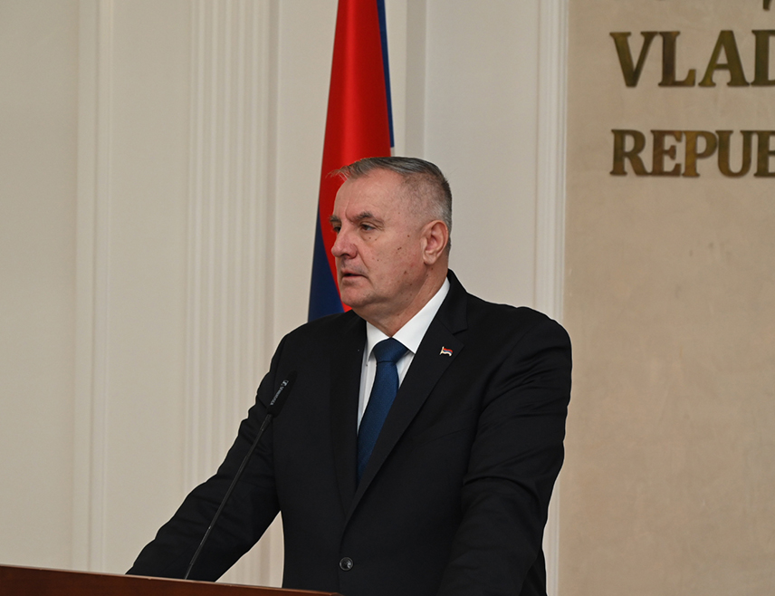 БАЊАЛУКА, 7. АПРИЛА /СРНА/ - Премијер Републике Српске Радован Вишковић изјавио је данас у Бањалуци да су неприхватљиве посљедње поруке политичког Сарајева и других центара моћи које показују да БиХ, оваква каква јесте, није предвиђена за Србе, те поручио да Сарајево неће одлучивати о судбини Срба у БиХ.