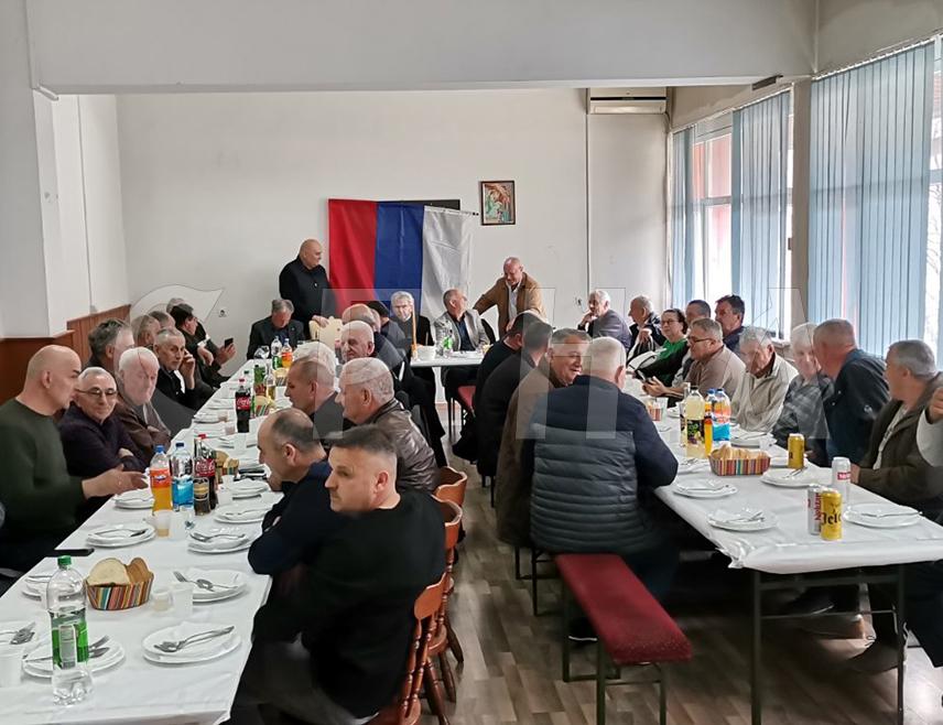 ДОБОЈ, 7. АПРИЛА /СРНА/ - Удружење ратних војних заробљеника "Вијенац, Возућа и остали" обиљежило је данас крсну славу Благовијести и 28 година од изласка посљедње групе Срба из муслиманских логора у Тузли и Зеници.