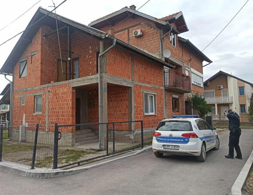 БРЧКО, 7. АПРИЛА /СРНА/ – Сва дјеца пронађена у кући у брчанском насељу Ивици, која су тренутно смјештена у хотелу у Брчком, до средине априла биће повјерена на бригу сигурним кућама у БиХ, рекла је Срни шеф владиног Подоодјељења за социјалну заштиту Наташа Стевановић.