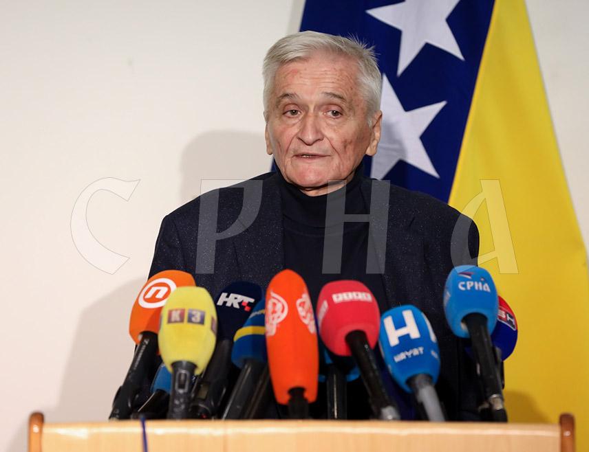 САРАЈЕВО, 7. АПРИЛА /СРНА/ - Република Српска својим дјеловањем штити Дејтонски мировни споразум, а у БиХ не постоји безбједносна, него политичка криза, истакао је данас предсједавајући Дома народа Парламентарне скупштине БиХ Никола Шпирић на састанку у Сарајеву са делегацијом Комитета за спољне послове Европског парламента.