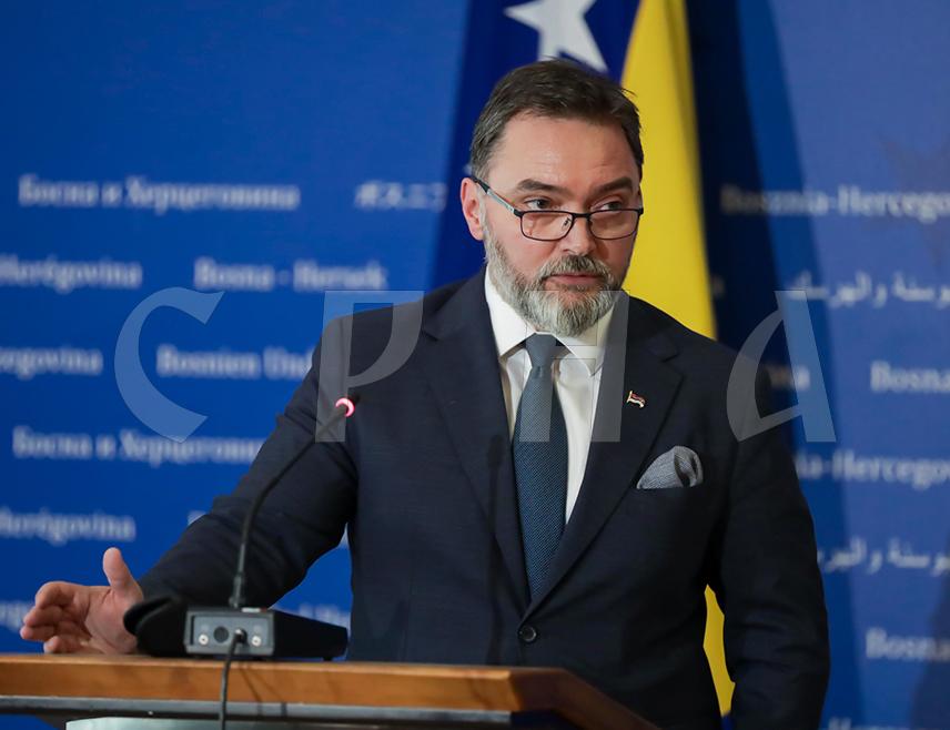 САРАЈЕВО, 7. АПРИЛА /СРНА/ - Замјеник предсједавајуће Савјета министара Сташа Кошарац изјавио је да је министар иностраних послова Елмедин Конаковић на данашњој сједници Савјета министара признао да потписује тајне уговоре о лобирању о којима не може да информише Савјет министара, чиме, како је навео, крши закон и Устав и мораће да одговара.