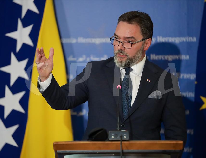 САРАЈЕВО, 7. АПРИЛА /СРНА/ - Замјеник предсједавајуће Савјета министара Сташа Кошарац рекао је да је опозиција из Републике Српске дошла у Сарајаво да буде политички фикус "тројке", што ће грађани Српске на изборима 2026. године верификовати као издајничку политику и негативно је оцијенити.