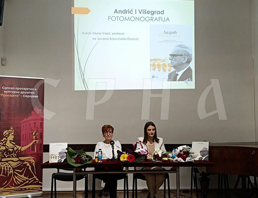 САРАЈЕВО, 8. АПРИЛА /СРНА/ - Фотомонографија "Андрић и Вишеград", у којој су обрађени сви периоди Андрићевог живота од дјетињства до смрти, представљена је у Сарајеву у организацији Српског просвјетног и културног друштва "Просвјета".
