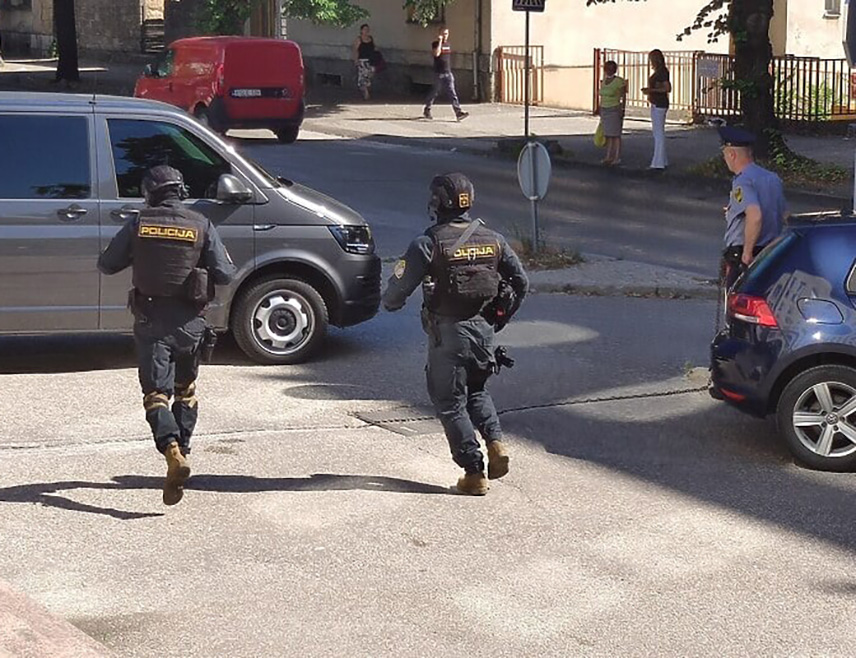 САРАЈЕВО, 8. АПРИЛА /СРНА/ - Припадници Федералне управе полиције /ФУП/ ухапсили су у наставку акције "Ата" лице чији су иницијали И.К. /36/, а приликом претреса на двије локације пронађени су оружје, минско-експлозивна средства, дрога, прецизне ваге, као и мобилни телефони.