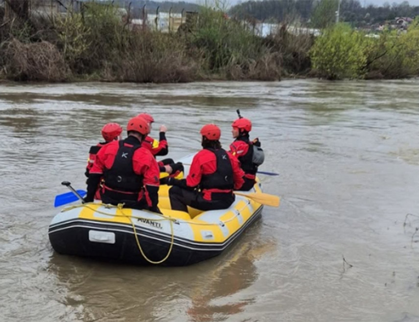 ТУЗЛА, 8. АПРИЛА /СРНА/ - Тијело жене пронађено је данас у кориту ријеке Спрече у близини насеља Барице код Живиница, саопштено је данас из Министарства унутрашњих послова /МУП/ Тузланског кантона.