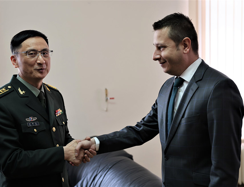 САРАЈЕВО, 8. АПРИЛА /СРНА/ - Замјеник министра одбране у Савјету министара за управљање ресурсима Александар Гогановић примио је у наступну посјету новоименованог војног аташеа Кине старијег бригадира Сун Ђилонга, током које је констатовано да је сарадња БиХ и Кине у области одбране на високом нивоу, те је исказано обострано опредјељење за њено даље јачање и унапређење.