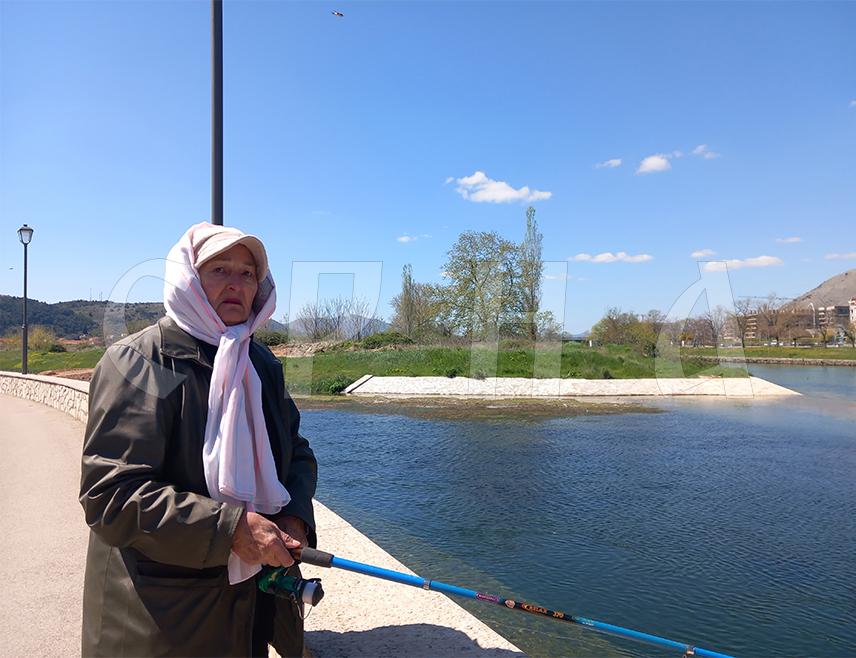 TРЕБИЊЕ, 8. АПРИЛА /СРНА/ - На мирној обали Требишњице у Требињу свакодневно се може видјети занимљив призор двије пријатељице које у осмој деценији живота са штаповима у рукама стрпљиво чекају рибу да загризе.