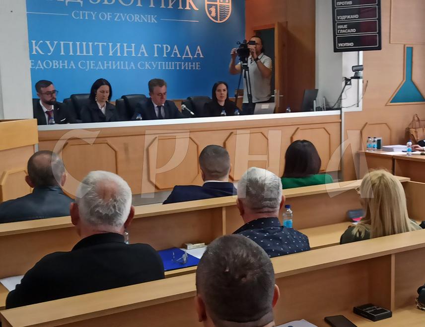 ЗВБОРНИК, 8. АПРИЛА /СРНА/ - Члан Радне групе за израду новог устава Републике Српске Драган Дакић рекао је да је крајње вријеме за доношење новог устава како би била сачувана Република Српска и њен уставни капацитет у оквиру дејтонске БиХ.