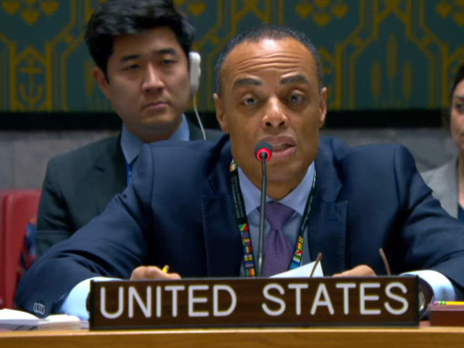 ВАШИНГТОН, 8. АПРИЛА /СРНА/ - Представник САД у УН Џон Кели изјавио је да Вашингтон цијени досадашње напоре Мисије привремене управе УН на Косову и Метохији /УНМИК/, али је нагласио да је вријеме да се смањи њен обим и да се постепено затвори.