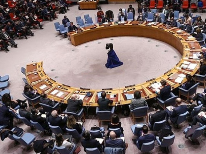 ЊУЈОРК, 8. АПРИЛА /СРНА/ - Представник САД у УН Џон Кели извинио се због тога што прилико излагања на сједници Савјета безбједности УН о раду УНМИК-а није поменуо министра спољних послова Србије Марка Ђурића, који учествује у састанку.