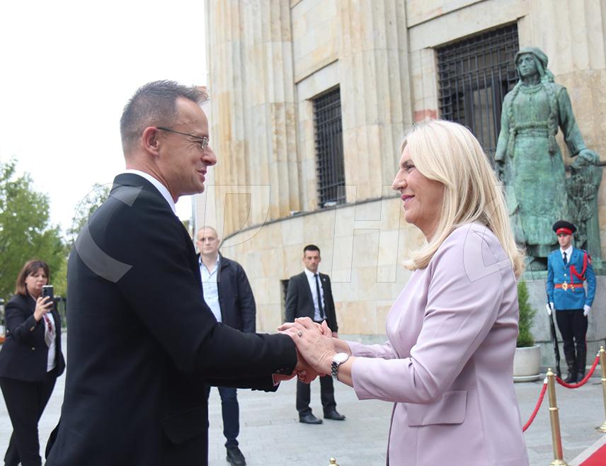 БУДИМПЕШТА, 9. АПРИЛА /СРНА/ - Српски члан и предсједавајућа Предсједништва БиХ Жељка Цвијановић састаће се данас у Будимпешти са министром спољних послова Мађарске Петером Сијартом.