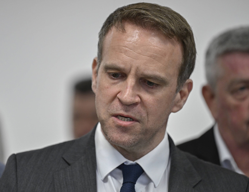 ПАРИЗ, 9. АПРИЛА /СРНА-Ројтерс/ - Француски министар индустрије Марк Ферачи позвао је француске компаније да обуставе инвестиције у САД због спора Француске и Европе са администрацијом америчког предсједника Доналда Трампа у вези са царинама.