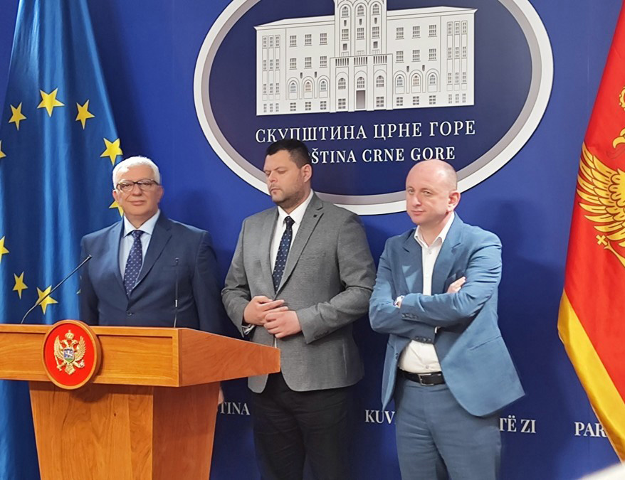 ПОДГОРИЦА, 9. АПРИЛА /СРНА/ - Предсједник Нове српске демократије /НСД/ Андрија Мандић позвао је полицију и тужилаштво да брзо реагују поводом дешавања у Никшићу када су запаљена два аутомобила регистарских ознака БиХ и каменовано возило градоначелника Tребиња Мирка Ћурића, те истакао да не мисли да ће "мафија стати на овоме".