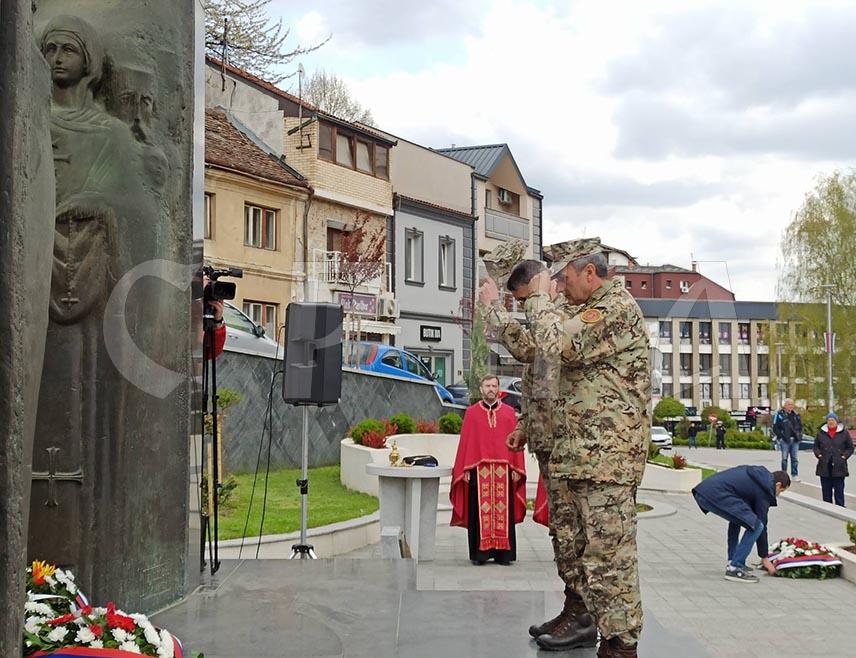 ЗВОРНИК, 9. АПРИЛА /СРНА/ - Парастосом, полагањем вијенаца и паљењем свијећа на споменик 1.080 погинулих бораца у Одбрамбено-отаџбинском рату, у Зворнику су данас обиљежене 33 године од ослобођења града од муслиманских паравојних формација.