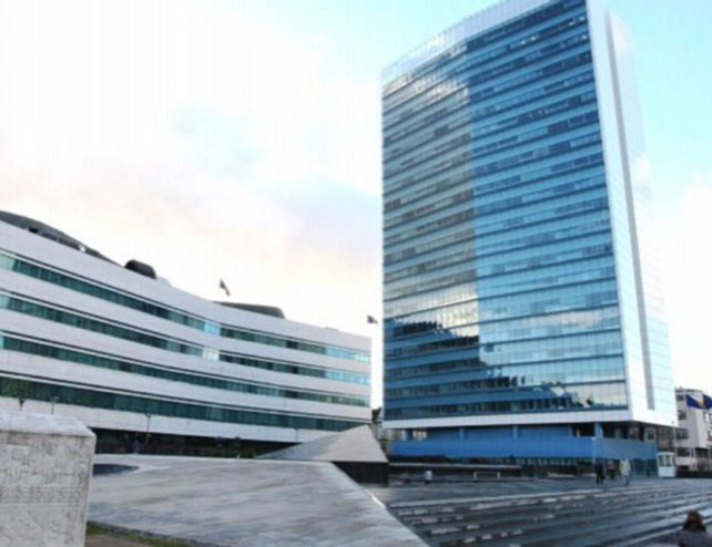 ИСТОЧНО САРАЈЕВО, 9. АПРИЛА /СРНА/ - Амбасадори и генерални конзули БиХ из реда српског народа упутили су писмо министру иностраних послова у Савјету министара Елмедину Конаковићу у коме су истакли да је скандалозно да се министар без одобрења Предсједништва БиХ обраћа НАTО пакту, позивајући страну војну интервенцију на територији властите државе, што би само по себи требало да значи чин велеиздаје и напада на уставни поредак БиХ насилним путем.