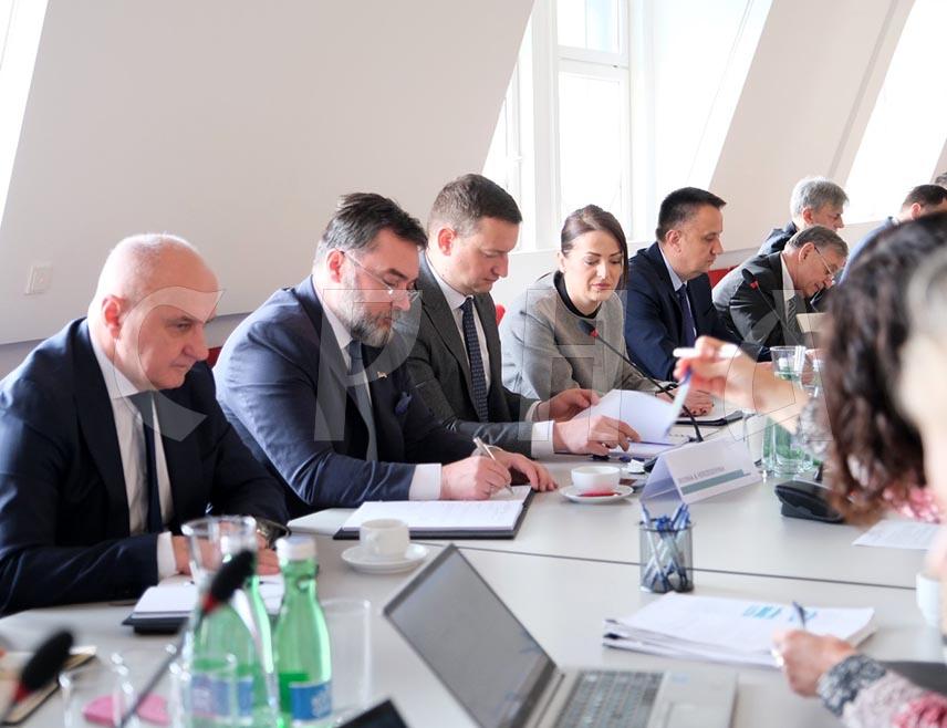 БЕЧ, 9. АПРИЛА /СРНА/ - Усаглашен је закон о регулатору електричне енергије, преносу и тржишту електричне енергије у БиХ, истакао је замјеник предсједавајуће Савјета министара Сташа Кошарац након састанка у Бечу са директором Секретаријата Енергетске заједнице Артуром Лорковским.