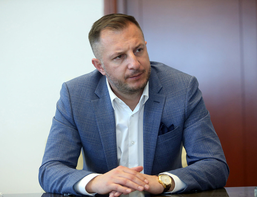 ДОБОЈ, 9. АПРИЛА /СРНА/ - Дионица ауто-пута Руданка-Путниково брдо, као најзахтјевнија на коридору "Пет це" кроз Републику Српску чија је дужина 5,6 километара, по изградњи имаће веома важну улогу за Српску и добојску регију, изјавио је вршилац дужности директора "Аутопутева" Недељко Ћорић.