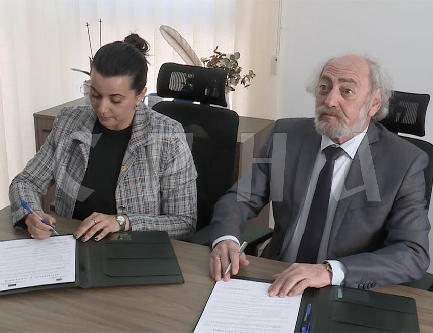 ИСТОЧНО САРАЈЕВО, 9. АПРИЛА /СРНА/ - Вршилац дужности директора Народног позоришта Источно Сарајево Јелена Крстић и директор руског Владимирског академског драмског позоришта Борис Гуњин потписали су споразум о сарадњи ове двије установе културе.