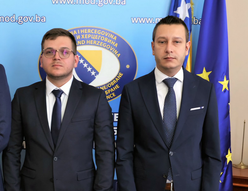 САРАЈЕВО, 9. АПРИЛА /СРНА/ - Замјеник министра одбране у Савјету министара Александар Гогановић истакао је током сусрета са првим замјеником министра одбране Словачке Игором Мелихером да у БиХ не постоји безбједносна криза, него политичка и да се сви проблеми могу ријешити искреним и отвореним дијалогом.