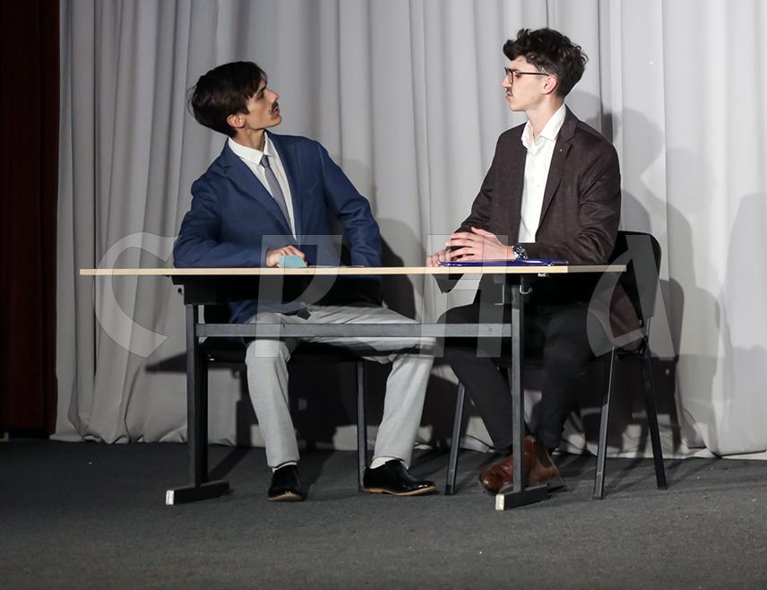 ПАЛЕ, 9. АПРИЛА /СРНА/ - Чланови драмско-рецитаторске секције Средњошколског центра "Пале" извели су вечерас представу "Сумњиво лице" по истоименој комедији Бранислава Нушића, а куповином улазница паљанска публика је учествовала у хуманитарној акцији за помоћ у лијечењу Милана Маџгаља и Тање Продановић.