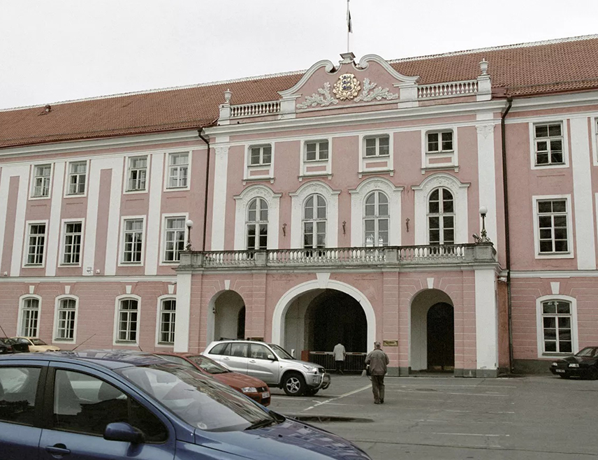 ТАЛИН, 9. АПРИЛА /СРНА - РИА Новости/ - Парламент Естоније усвојио је закон којим се омогућује Естонској православној цркви, која се раније називала Естонска православна црква Московске патријаршије, да прекине везе са Руском православном црквом, јавио је лист ЕРР.