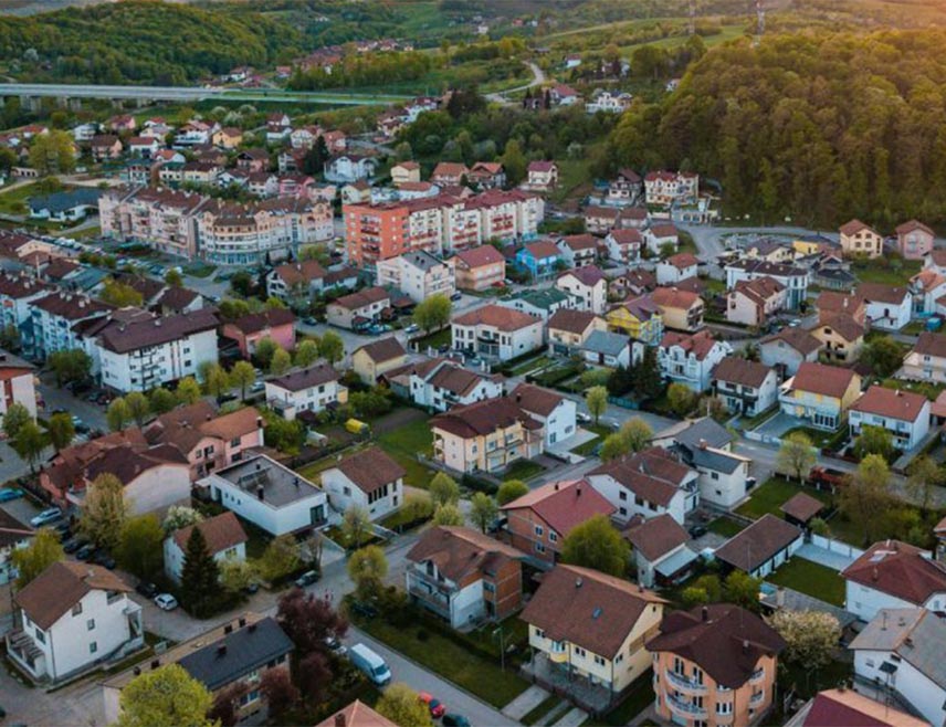 ЛАКТАШИ, 10. АПРИЛА /СРНА/ - У Лакташима је Дан жалости због погибије тројице младића у саобраћајној несрећи.