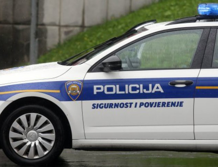 ЗАГРЕБ, 10. АПРИЛА /СРНА/ - У току су хапшења и спровођење хитних доказних радњи на подручју Загребачке, Истарске, Приморско-горанске, Сплитско-далматинске, Дубровачко-неретванске, Шибенско-книнске и Задарске жупаније усмјерених на више лица због кривичних дјела организованог криминала.