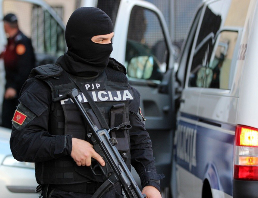 ПРИЈЕДОР, 10. АПРИЛА /СРНА/ - Приједорска полиција ухапсила је пет лица, док је за шестим које је из Бањалуке расписана потрага због кривичних дјела тешка повреда, спречавање доказивања, те разбојништво и лажно представљање.