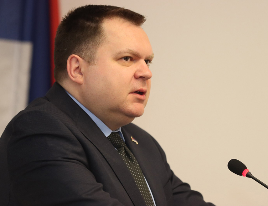 БАЊАЛУКА, 10. АПРИЛА /СРНА/ - Министар за научнотехнолошки развој и високо образовање Републике Српске Жељко Будимир рекао је да је дошло вријеме да се донесе нови Устав, првенствено због бројних интервенција на изворни текст, те да је опција и расписивање референдума о овом питању.