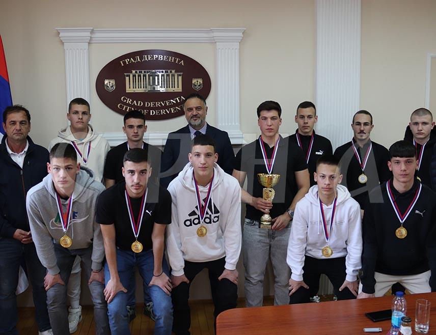 ДЕРВЕНTА, 10. АПРИЛА /СРАНА/- Градоначелник Дервенте Игор Жунић уприличио је данас пријем за ученике Средњошколског центра "Михајло Пупин" који су освојили прво мјесто на Републичком такмичењу у футсалу, које је одржано у Tребињу.