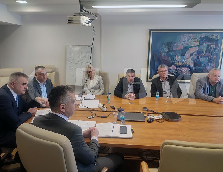 БАЊАЛУКА, 10. АПРИЛА /СРНА/ - С обзиром на појаву слинавке и шапа у појединим европским земљама важно је спровођење прописаних биосигурносних мјера да би било спријечено уношење болести у БиХ, а након празника струка ће размотрити да ли је потребно увођење додатних или смањивање постојећих мјера, поручено је након данашњег састанка у Бањалуци, коме је присуствовао и ресорни министар Српске Саво Минић.