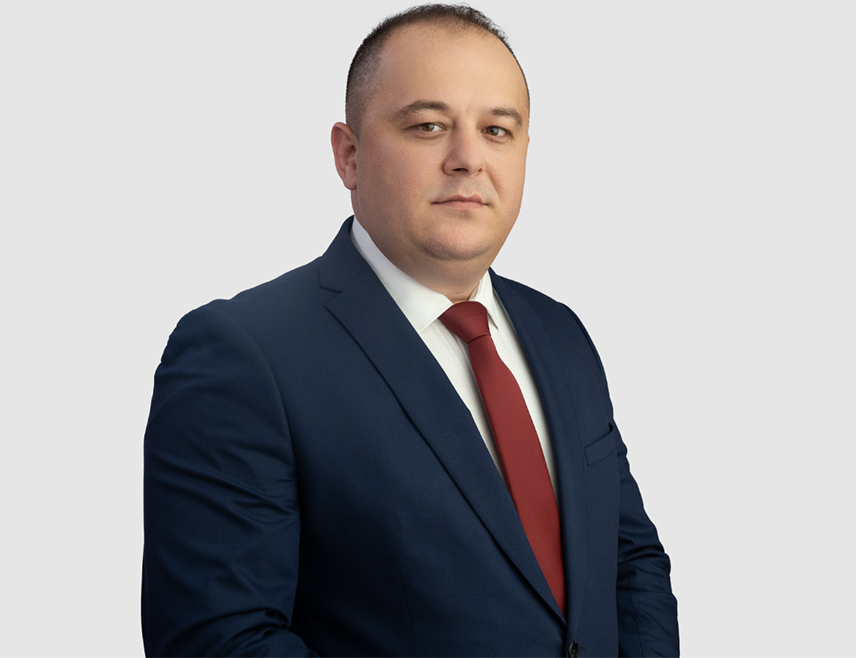 РОГАТИЦА, 10. АПРИЛА /СРНА/ - Док се Европа бави анализом стања у Републици Српској и покушајима санкционисања српских представника, за то вријеме пред очима цијелог свијета муслимани у БиХ покушавају да направе "исламску државу" и нико на то не реагује, истакао је предсједник Скупштине општине Рогатица Синиша Јанковић.