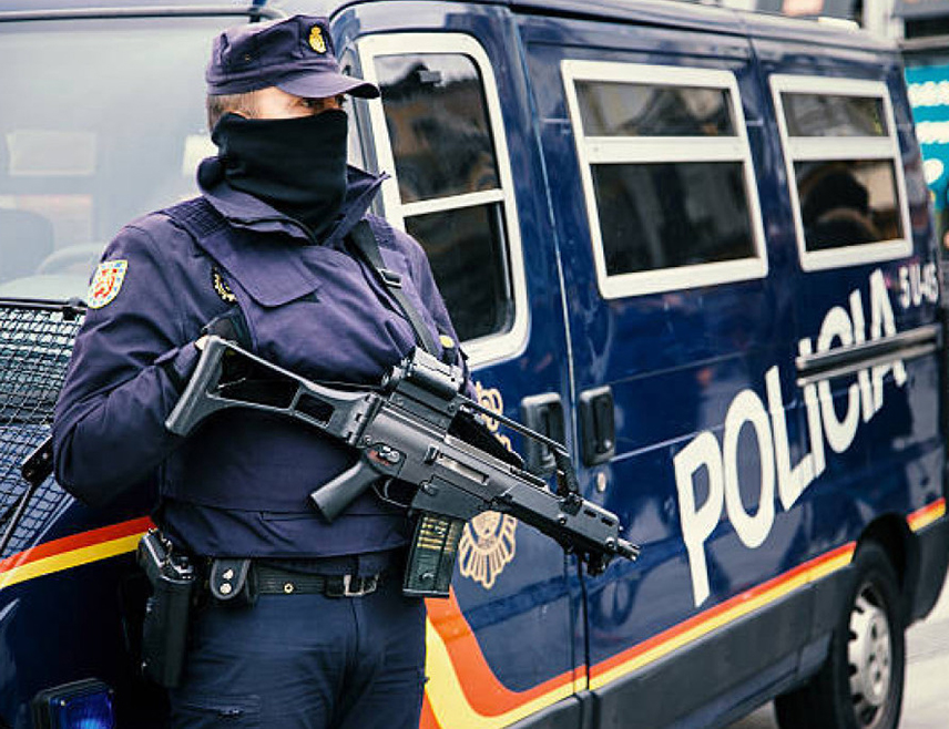 МАДРИД, 10. АПРИЛА /СРНА/ - Шпанска Цивилна гарда саопштила је да је приведено седам лица у акцији против криминалне организације која је кријумчарила оружје са Балкана, те да је акција спроведена у сарадњи са надлежним органима у неколико земаља, укључујући БиХ.