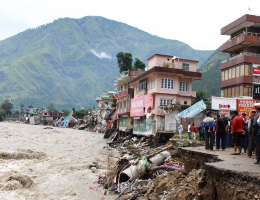 ЊУ ДЕЛХИ, 11. АПРИЛА /СРНА-Ројтерс/ - Близу 100 људи погинуло је током монсунске кише која је захватила дијелове Индије и Непала, рекли су званичници.