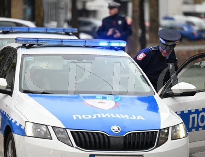 МИЛИЋИ, 11. АПРИЛА /СРНА/ - Милићанин чији су иницијали Н.Б. ухапшен је, након што је синоћ у мјесту Штедра, пуцајући из пиштоља убио комшију Б.М, саопштено је из Полицијске управе Зворник.