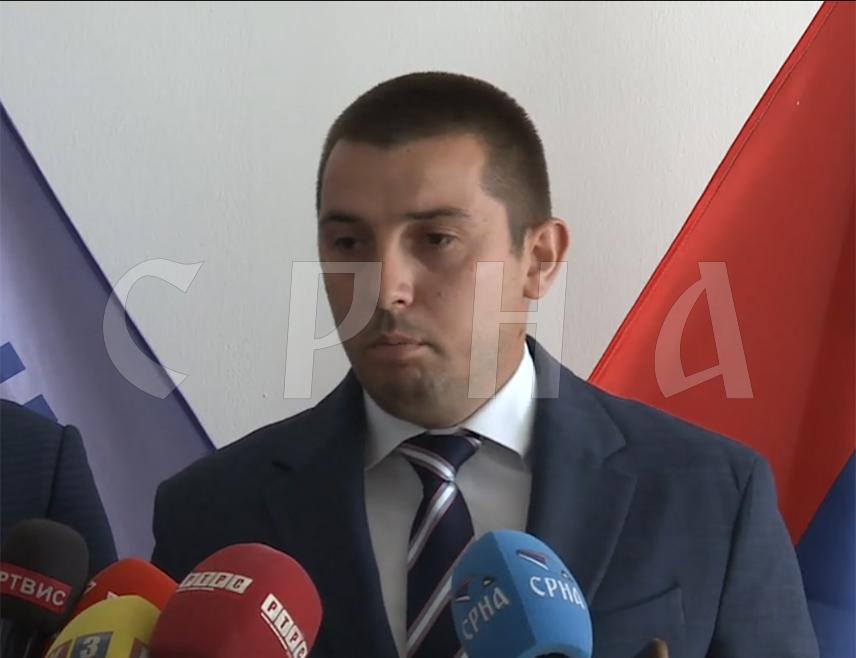 БАЊАЛУКА, 11. АПРИЛ /СРНА/ - Крајње је вријеме да политичко Сарајево раскрсти са инструкцијама нелегитимних странаца и окрене се дијалогу да би се ријешила криза у којој је БиХ откако је Кристијан Шмит преузео управљање њиховим политикама, рекао је Срни члан Главног одбора СНСД-а Денис Шулић.