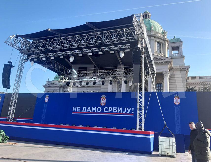 БЕОГРАД, 11. АПРИЛА /СРНА/ - Испред Скупштине Србије данас почиње тродневна манифестација "Не дамо Србију", која ће, како је најављено, бити празник народа, државе и заједништва, а на којој ће предсједник Србије Александар Вучић изнијети захтјеве за поштовање Устава и закона.