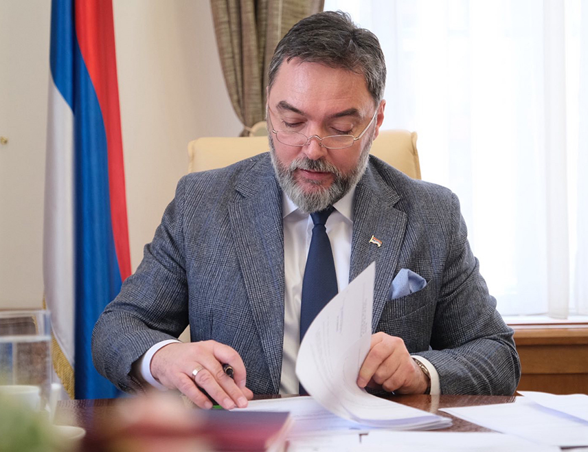 САРАЈЕВО, 11. АПРИЛА /СРНА/ - Замјеник предсједавајуће Савјета министара Сташа Кошарац данас је потписао одлуку о привременој суспензији царинских стопа на увоз робе поријеклом из САД, те је упутио у даљу процедуру према Савјету министара, након што је обављена консултација са Управом за индиректно опорезивање БиХ.
