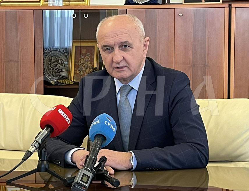 БАЊАЛУКА, 11. АПРИЛА /СРНА/ - Министар енергетике и рударства Републике Српске Петар Ђокић рекао је да је премијер ФБиХ Нермин Никшић потврдио оно на шта је указивао предсједник Републике Српске Милорад Додик, да бошњачку политику воде странци и да је била под великим утицајем бившег америчког амбасадора Мајкла Марфија.