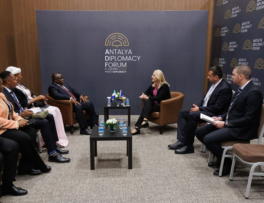 АНТАЛИЈА, 11. АПРИЛА /СРНА/ - Српски члан и предсједавајућа Предсједништва БиХ Жељка Цвијановић састала се данас у Анталији са предсједником Сијера Леонеа Џулијус Мада Биом кога је информисала о актуелној уставној и политичкој кризи у БиХ.