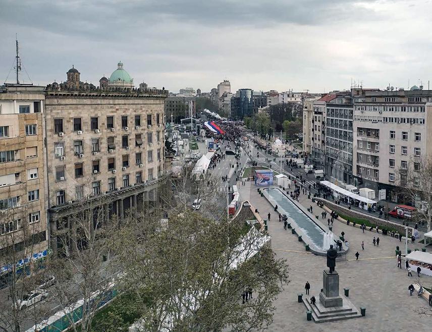 БЕОГРАД, 11. АПРИЛА /СРНА/ - Развијањем заставе Србије дуге 200 метара у Београду је почео свенародни сабор под називом "Не дамо Србију" у организацији Покрета за народу и државу.