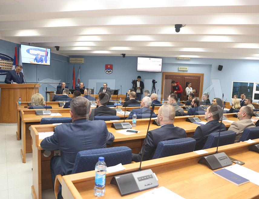 ПРИЈЕДОР, 11. АПРИЛА /СРНА/ - Скупштина града Приједора донијела је данас закључак којим се подржава информација о националном плану Владе Републике Српске о развоју овог града коју је данас представио предсједник Српске Милорад Додик.