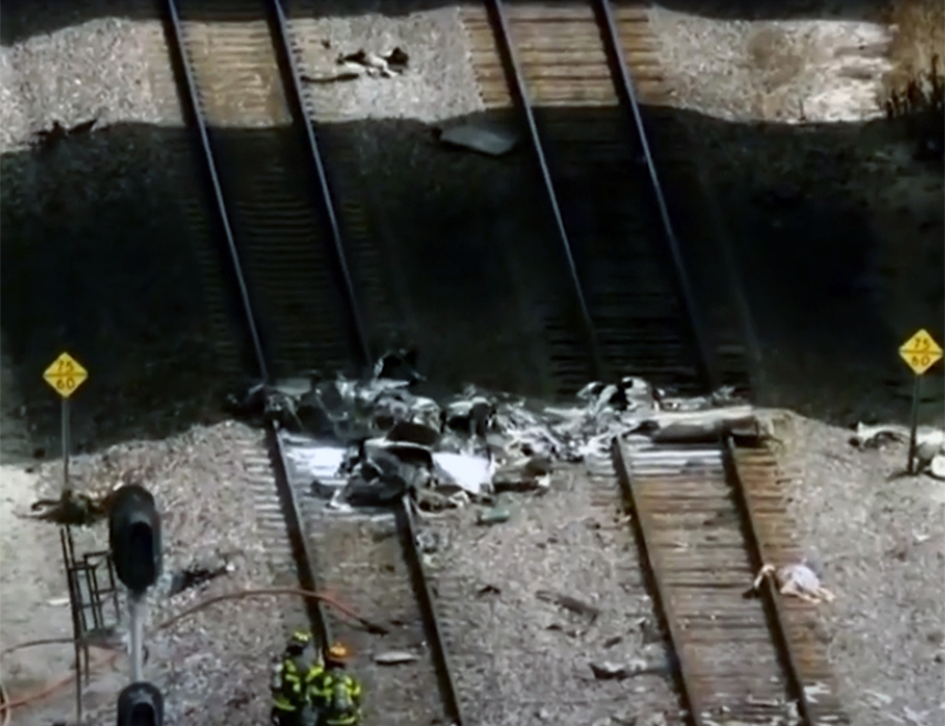 ВАШИНГТОН, 11. АПРИЛА /СРНА - РИА Новости/ - Најмање троје људи погинуло је у паду малог авиона у граду Бока Ратон у југозападном дијелу америчке државе Флориде, потврђено је из градске полиције.