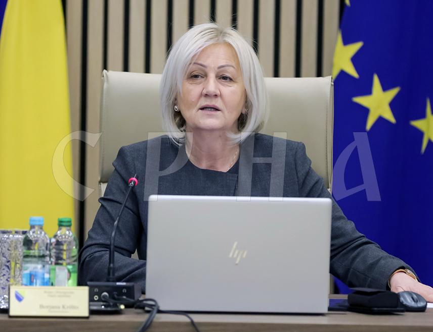 САРАЈЕВО, 11. АПРИЛА /СРНА/ - Савјет министара донио је закључак да наредне седмице буде заказана сједница Фискалног савјета БиХ ради корекције фискалног оквира да би било ријешено питање дуга словеначкој фирми "Вијадукт", рекла је предсједавајућа Савјета министара Борјана Кришто.