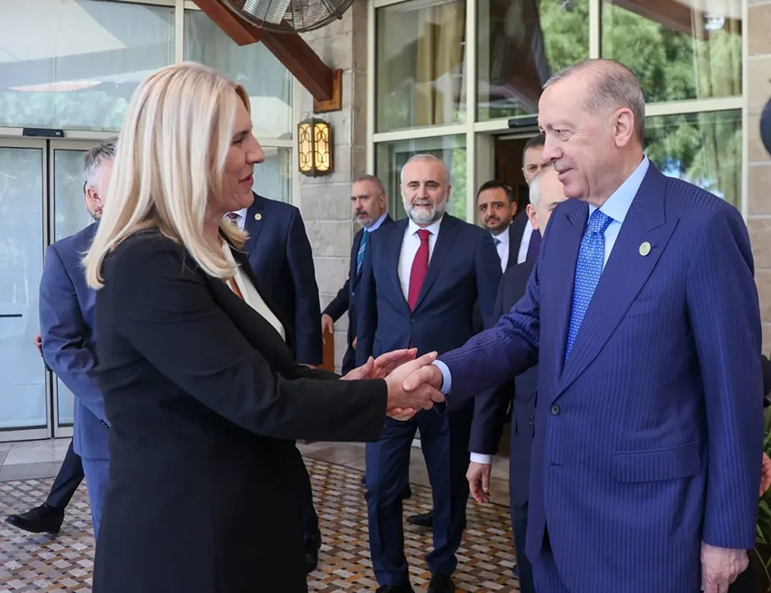 АНТАЛИЈА, 12. АПРИЛА /СРНА/ - Српски члан и предсједавајућа Предсједништва БиХ Жељка Цвијановић у разговору са предсједником Турске Реџепом Тајипом Ердоганом у Анталији указала је да је дијалог демократски изабраних представника народа у оквиру домаћих институција од кључног значаја за превазилажење актуелне политичке и уставне кризе у БиХ.